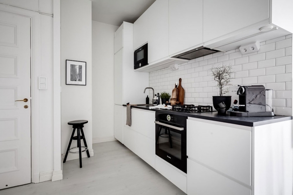 Открытая планировка и микро-спальня за стеклянной дверью: маленькая квартира в Стокгольме (38 кв. м)