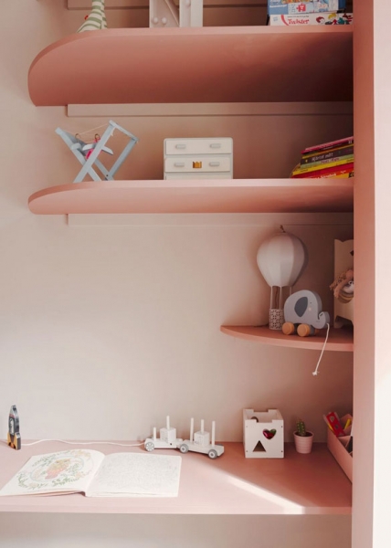 Спокойный скандинавский интерьер с цветными спальнями и дизайнерскими фишками