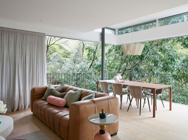 Спокойный современный дизайн и лес на фоне: дом в Сиднее