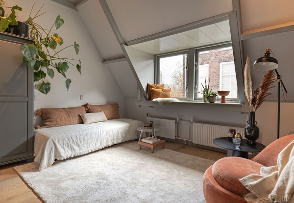 Эффектные оттенки серого в дизайне исторического дома в Нидерландах
