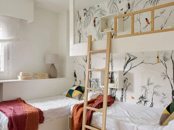 Сочетание мягких и грубых элементов в дизайне светлой квартиры в Испании