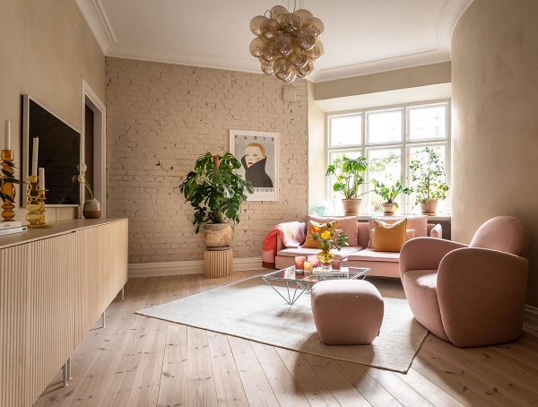 Необычная конфигурация комнат и розовый диван: квартира в Гетеборге (76 кв. м)