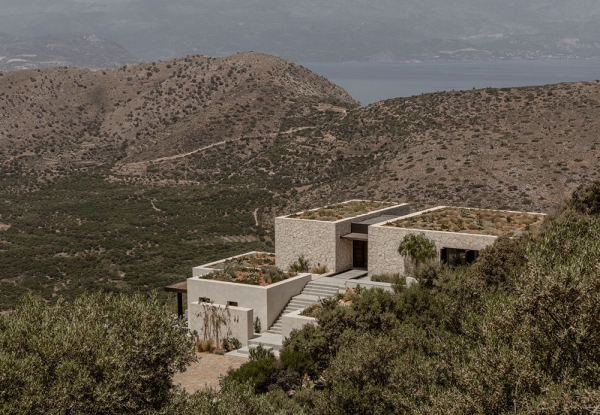 Современная вилла на холме на греческом острове Крит